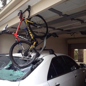 توجه به بسته شدن دوچرخه روی باربند سقفی خودرو سواری