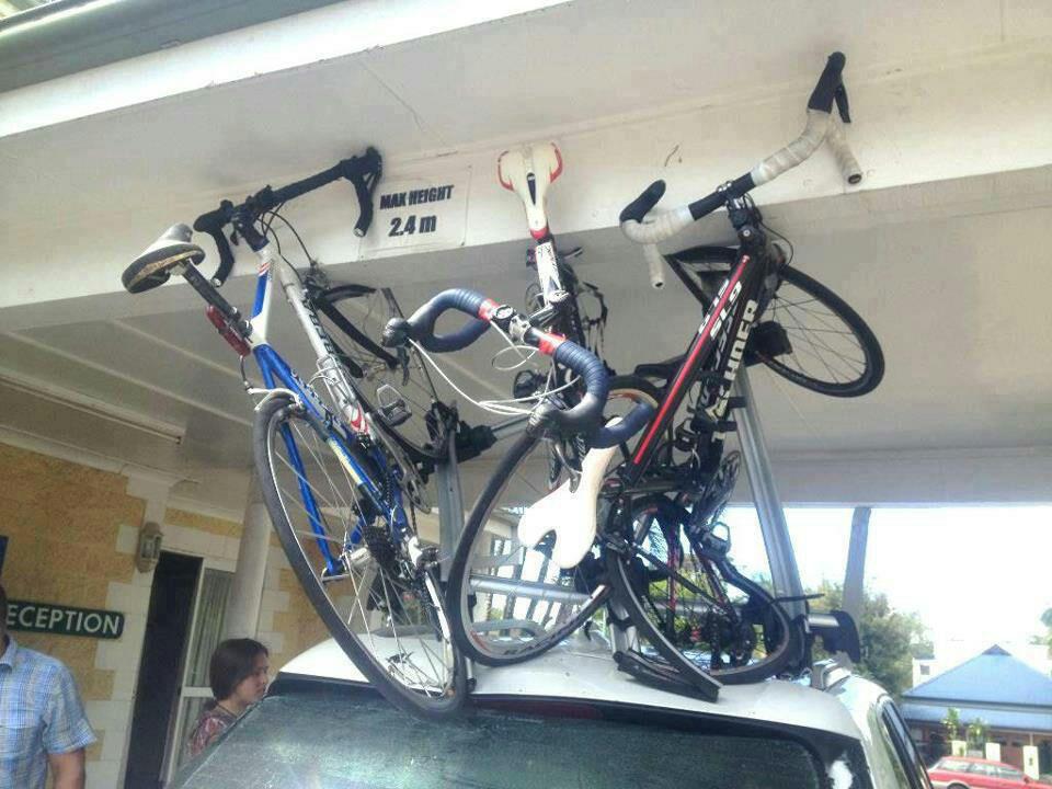 برخورد دوچرخه های بسته شده روی باربند سقفی با سقف ورودی پارکینگ یا یک پل